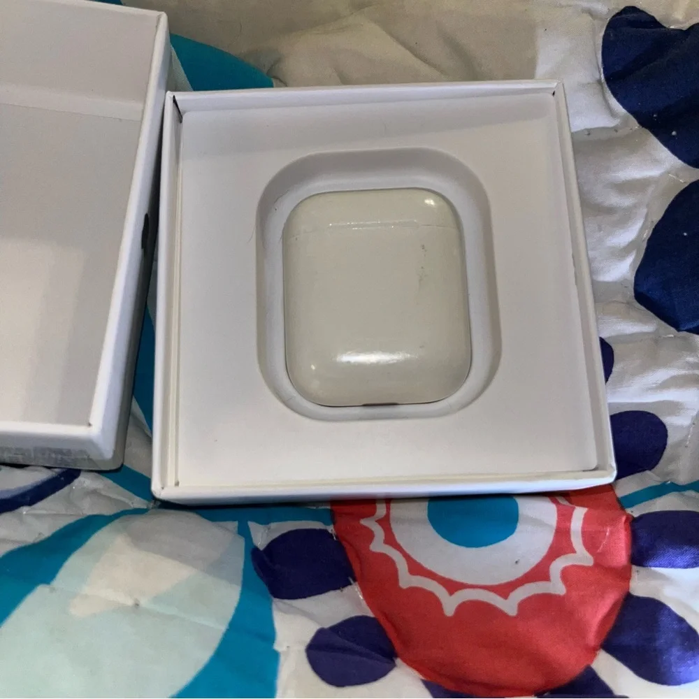 Apple Airpods with wireless charging case Model A2032 A2031 A1938